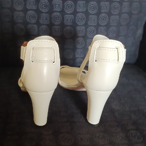 Gucci Cream Block Heel Sandals with Ankle Buckle - Picture 4 of 8